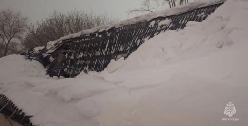 Снег обрушил крыши двух домов в Калуге