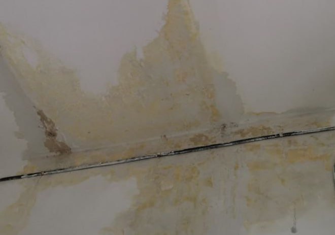 В Калуге в доме на Гагарина протекает крыша В Калуге в доме на Гагарина протекает крыша