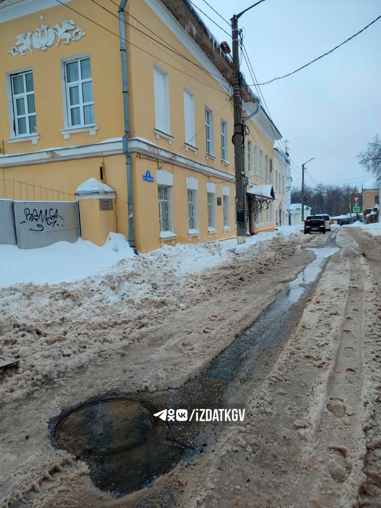 Прорыв трубы произошел на улице Карпова в Калуге