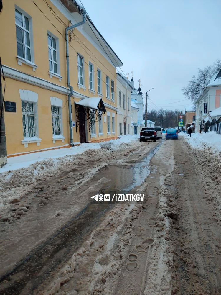 Прорыв трубы произошел на улице Карпова в Калуге Прорыв трубы произошел на улице Карпова в Калуге
