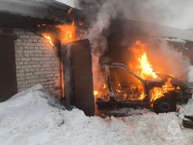 В Калужском гаражном кооперативе «Огонёк» сгорела машина