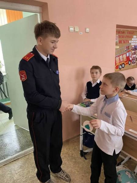 В Калуге автоинспектор и ЮИД провели урок безопасности для второклассников школы №7 В Калуге автоинспектор и ЮИД провели урок безопасности для второклассников школы №7