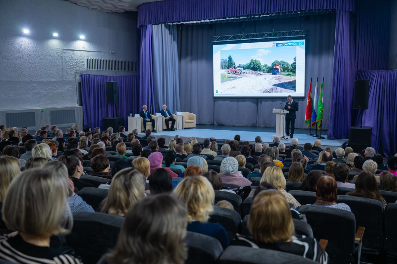 В Кирове состоялся отчет главы округа Игоря Феденкова В Кирове состоялся отчет главы округа Игоря Феденкова