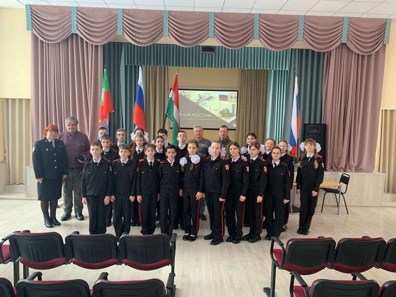 В рамках акции «Неделя мужества» полицейские и общественники встретились с кадетами в Кондровской школе