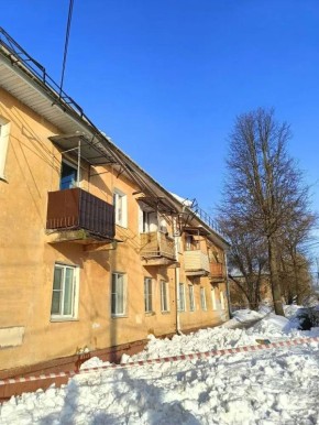 В Калуге после схода снега с крыши госпитализированы двое детей