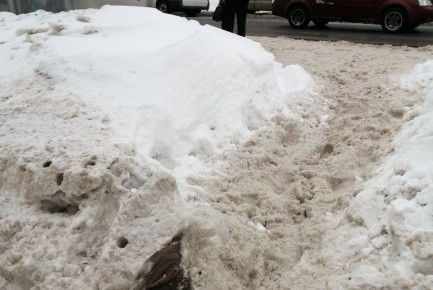 В Калуге пообещали убрать «снежную кашу» у автобусной остановки