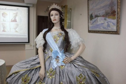 172 герба: калужские реконструкторы создали точную копию коронационного платья Екатерины II
