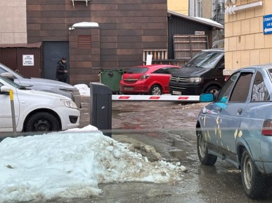 Власти Калуги ищут владельца шлагбаума в центре города