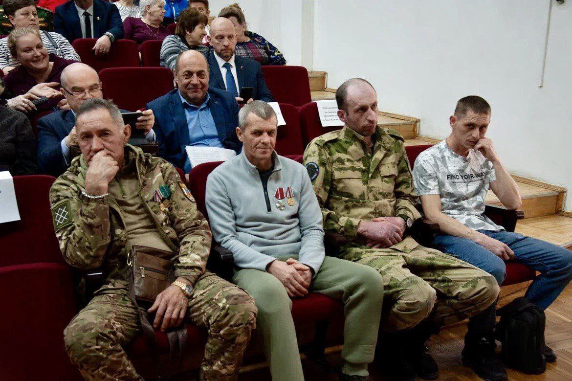 По Народной программе "Единой России" в Ульяновском округе отремонтирован стадион и школа, в сельских поселениях возведены новые ФАПы и станции водоочистки По Народной программе "Единой России" в Ульяновском округе отремонтирован стадион и школа, в сельских поселениях возведены новые ФАПы и станции водоочистки