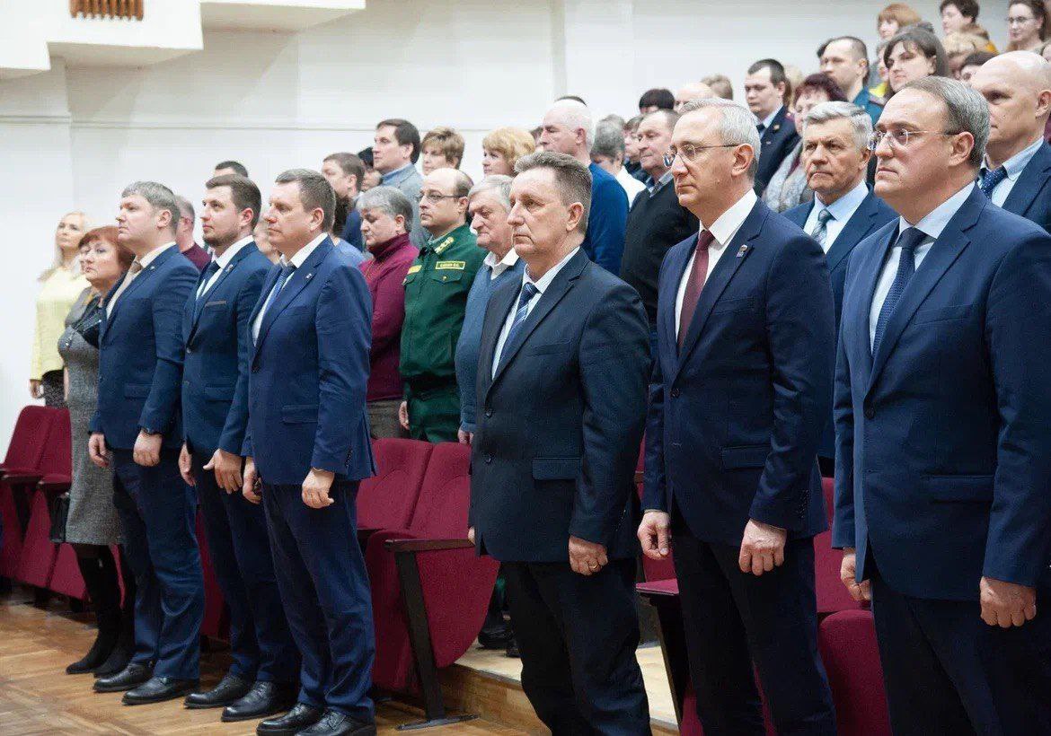 По Народной программе "Единой России" в Ульяновском округе отремонтирован стадион и школа, в сельских поселениях возведены новые ФАПы и станции водоочистки По Народной программе "Единой России" в Ульяновском округе отремонтирован стадион и школа, в сельских поселениях возведены новые ФАПы и станции водоочистки