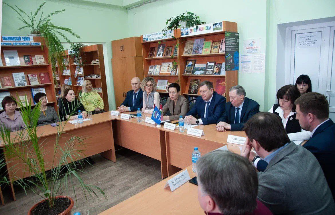 По Народной программе "Единой России" в Ульяновском округе отремонтирован стадион и школа, в сельских поселениях возведены новые ФАПы и станции водоочистки