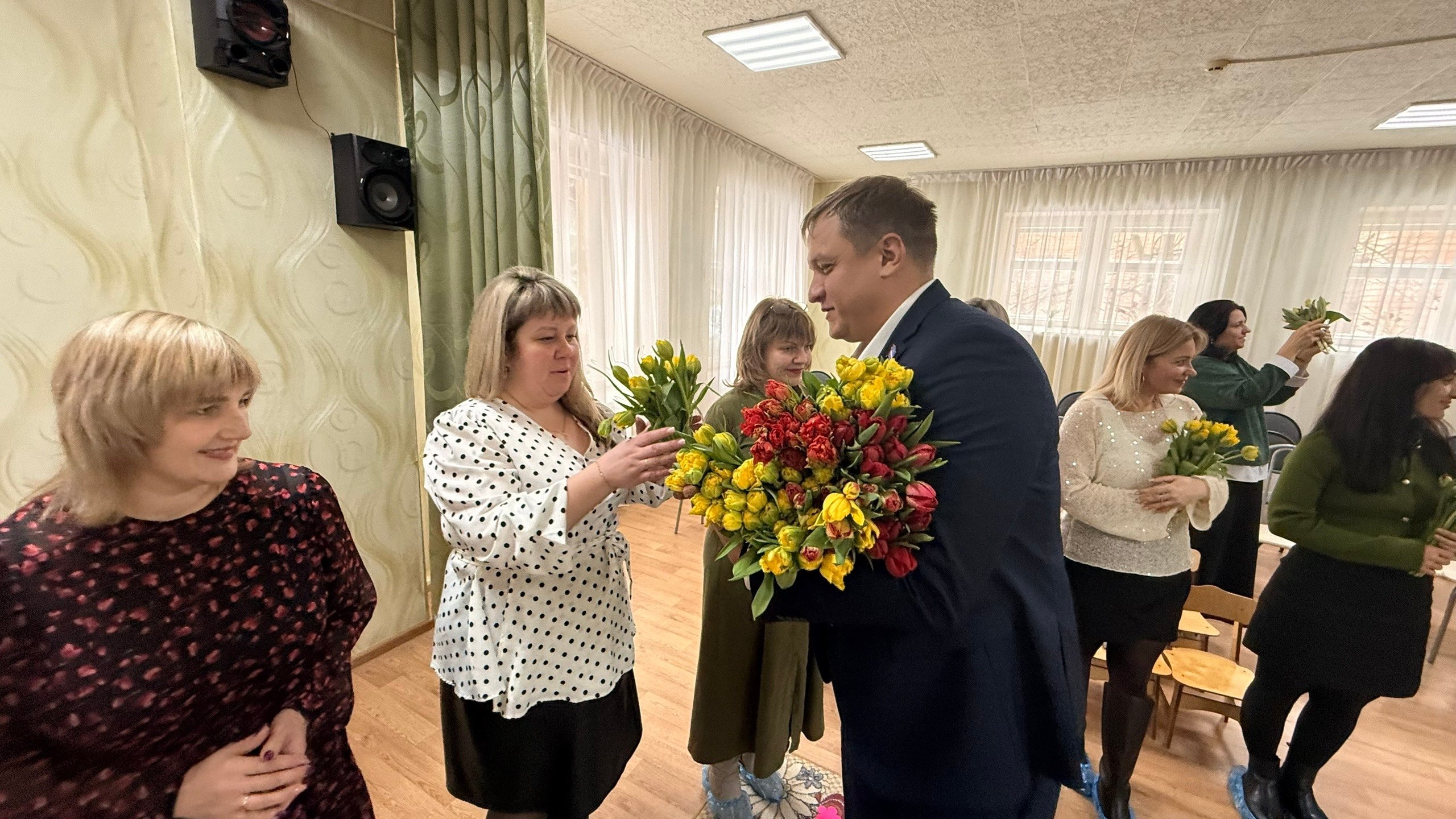 Депутаты продолжают чествовать калужанок Депутаты продолжают чествовать калужанок