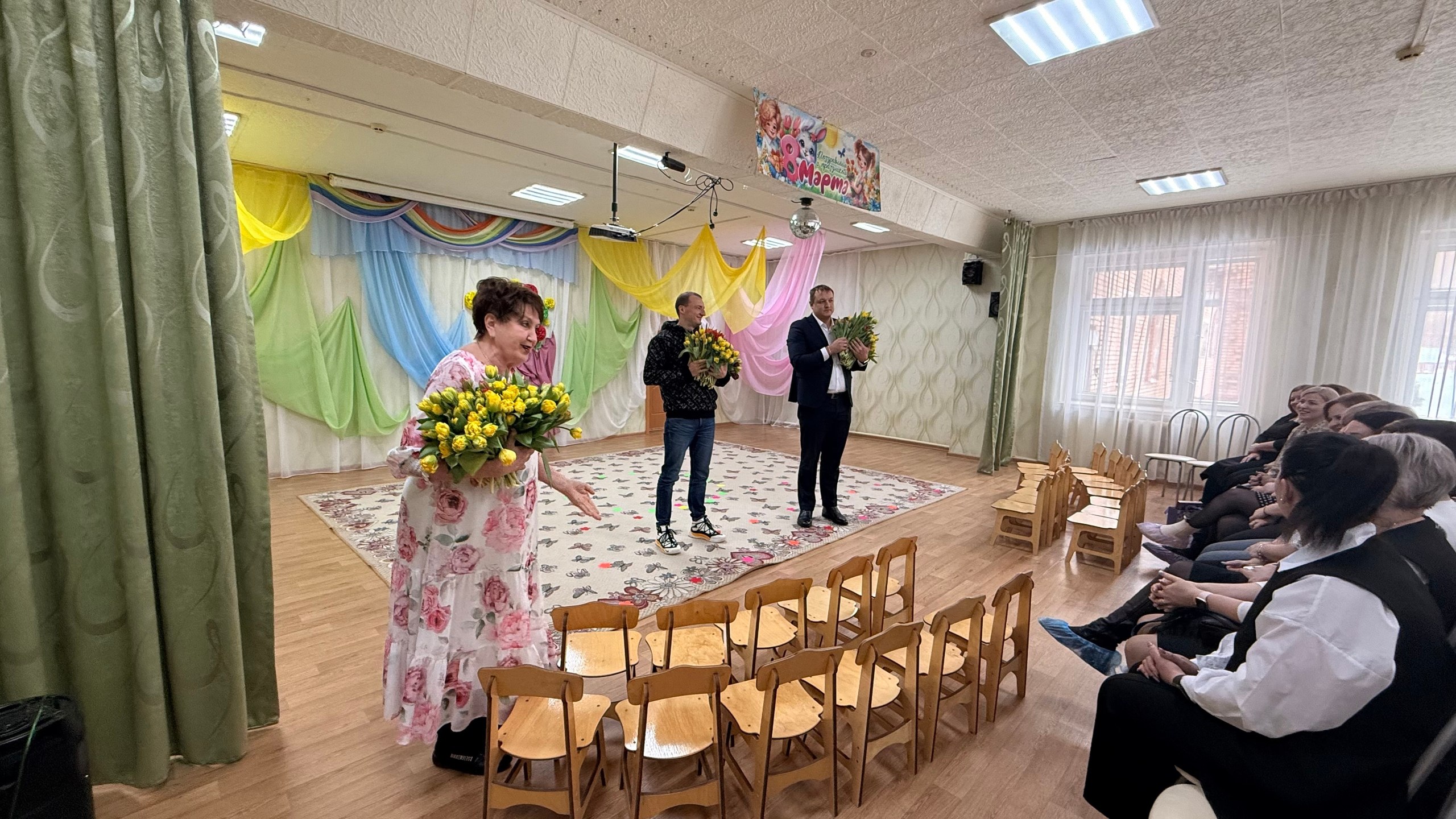 Депутаты продолжают чествовать калужанок Депутаты продолжают чествовать калужанок