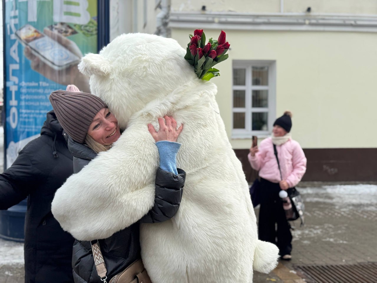 Дмитрий Денисов раздал калужанкам цветы Дмитрий Денисов раздал калужанкам цветы