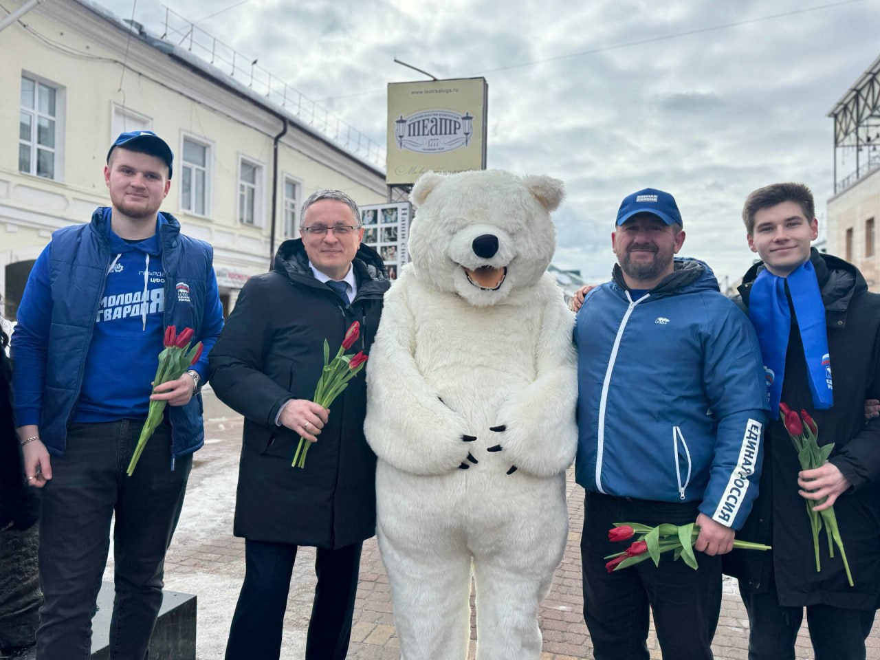 Дмитрий Денисов раздал калужанкам цветы Дмитрий Денисов раздал калужанкам цветы