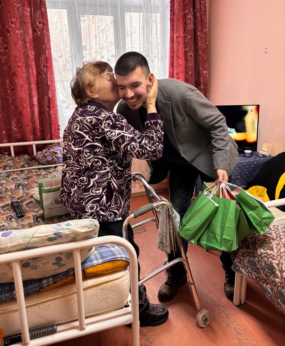 Члены молодёжной палаты при Думе городского округа города Калуги побывали в Калужском домеинтернате для престарелых и инвалидов, пообщались с пациентами, вручили им подарки, пожелали крепкого здоровья, бодрости духа, сил и... Члены молодёжной палаты при Думе городского округа города Калуги побывали в Калужском домеинтернате для престарелых и инвалидов, пообщались с пациентами, вручили им подарки, пожелали крепкого здоровья, бодрости духа, сил и...