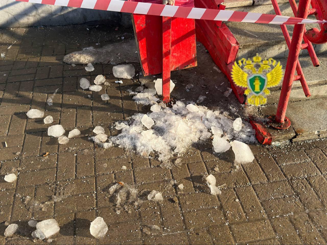 60-летней женщине на голову упала наледь с крыши в центре Калуги 60-летней женщине на голову упала наледь с крыши в центре Калуги