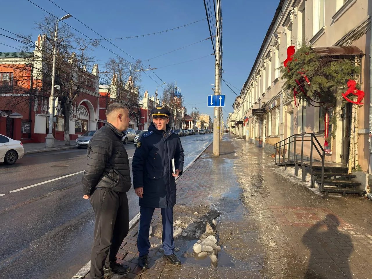 В центре Калуги женщине на голову упал лёд с крыши В центре Калуги женщине на голову упал лёд с крыши