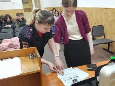 В Юхнове полицейские провели день открытых дверей для школьников