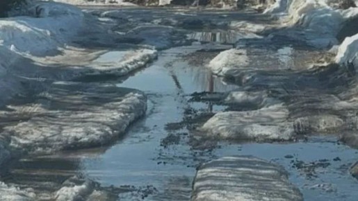 В деревне Тереховское наледь на дороге мешает проезду