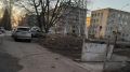На Грабцевском шоссе хаотичная парковка машин мешает жильцам домов