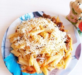 Вкусное объединение: макароны с мясом и сыром под коронным соусом