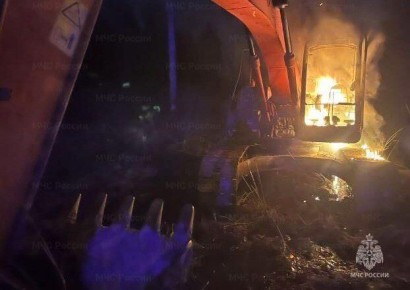 В Обнинске спасатели потушили горящий экскаватор