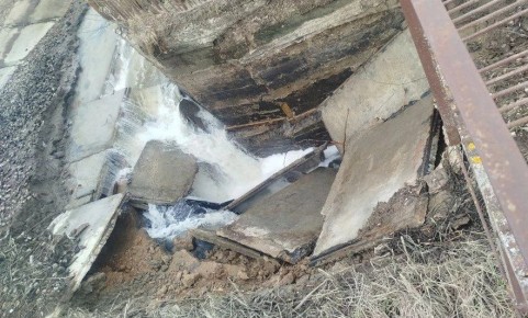 На реке Серёна в Калужской области размыло дамбу