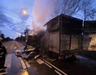 В Калужской области сгорел полуприцеп фуры с грузом на трассе