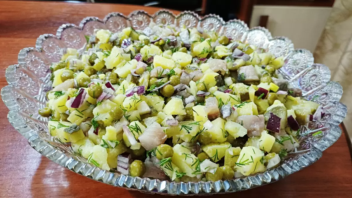 Салат с селедкой: Быстрый и вкусный рецепт для вашего стола