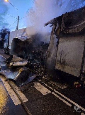 Ночью загорелась фура. Пожар в деревне Крюково Юхновского района, расположенной на трассе А130, начался около 4 утра в среду, 8 апреля