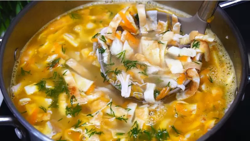 Изысканный суп с яичными блинчиками: легко, быстро и вкусно