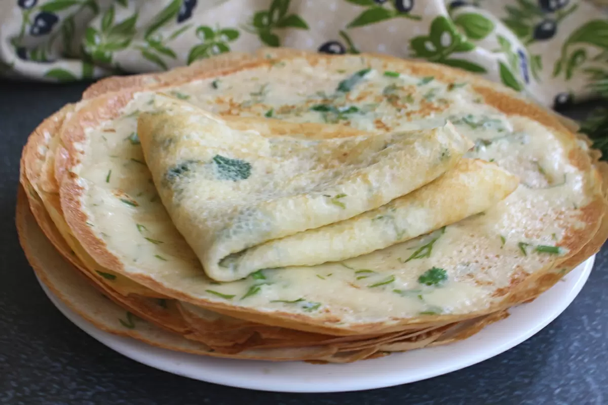 Как приготовить нежные блины с зеленью: простой рецепт