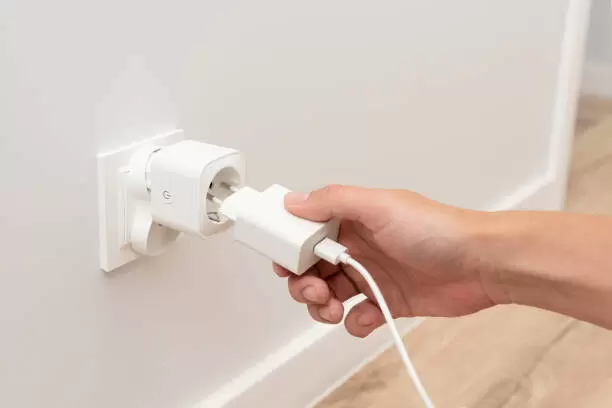 Почему нужно знать о зарядных устройствах: маленькая деталь, способная спасти ваш дом