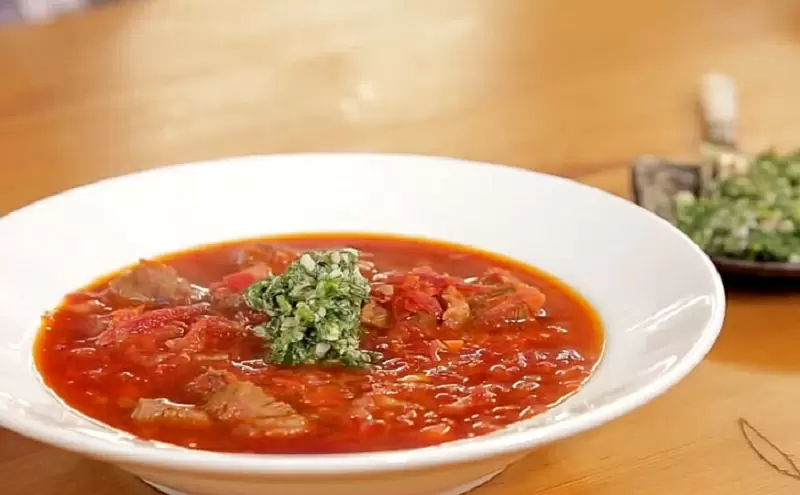 Сибирский борщ: секрет яркого вкуса с копчёным салом и зелёной чесночной приправой