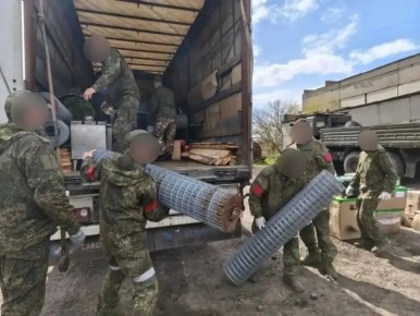 Боровские волонтеры передали бойцам автомобиль и партию гумгруза