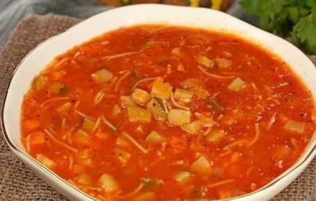 Согрейте душу ароматным томатным супом с кабачками и вермишелью