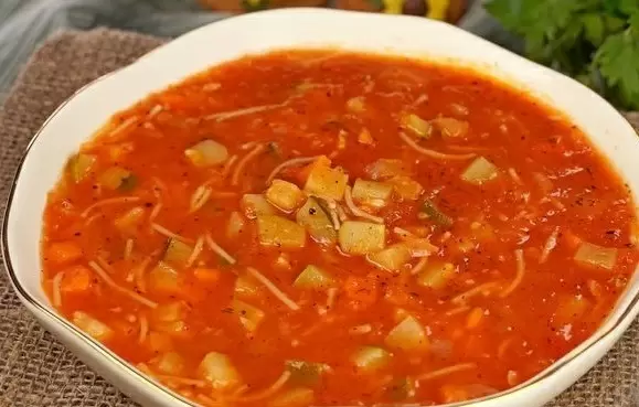Согрейте душу ароматным томатным супом с кабачками и вермишелью