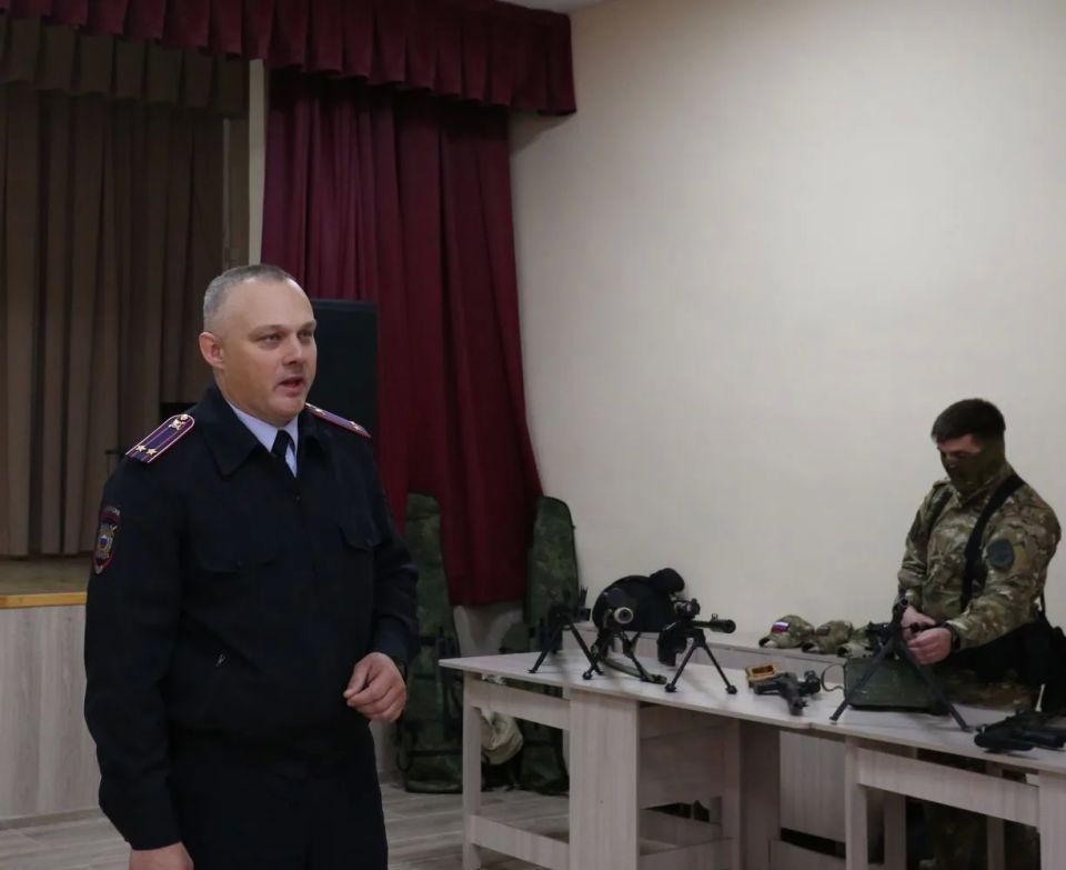 В Дзержинском муниципальном округе сотрудники полиции провели профориентационное мероприятие на базе Звезжинской школы