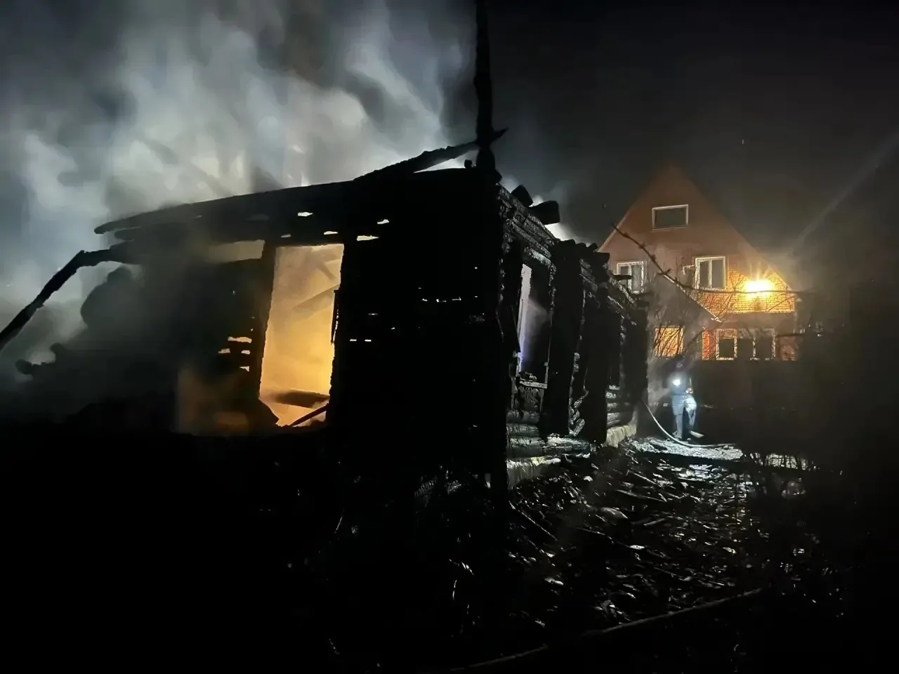 Двое человек погибли в пожаре дома