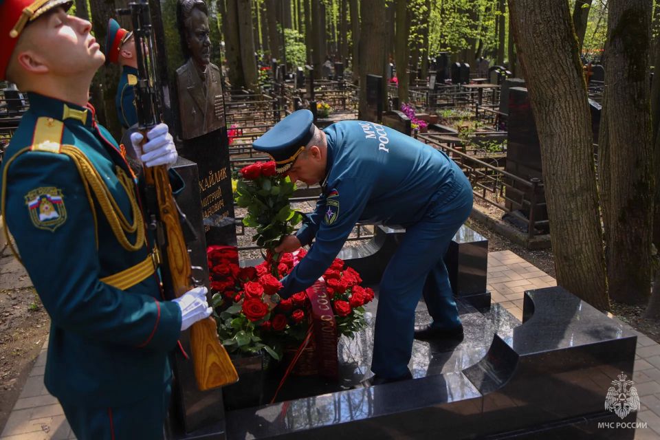 В Академии почтили память генерал-лейтенанта Д.И. Михайлика В Академии почтили память генерал-лейтенанта Д.И. Михайлика