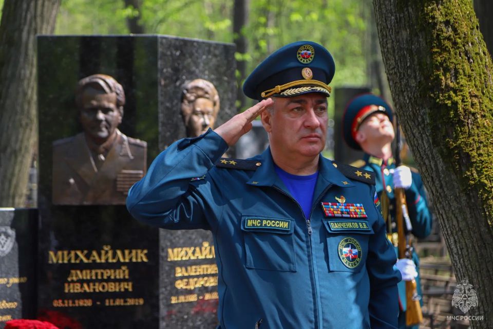 В Академии почтили память генерал-лейтенанта Д.И. Михайлика В Академии почтили память генерал-лейтенанта Д.И. Михайлика