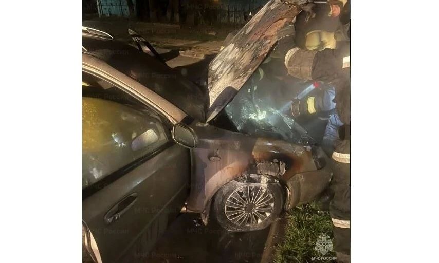 Легковушка выгорела в Калуге на Гурьянова