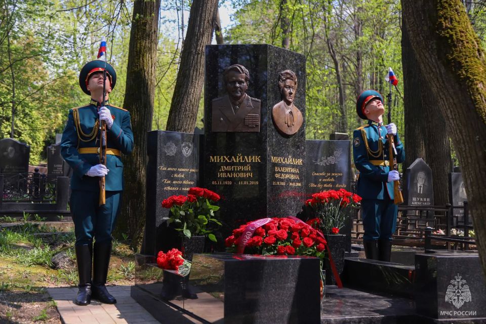 В Академии почтили память генерал-лейтенанта Д.И. Михайлика В Академии почтили память генерал-лейтенанта Д.И. Михайлика