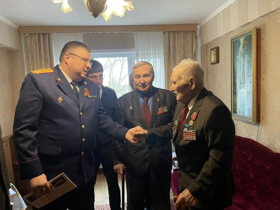 Руководитель Следственного управления поздравил ветерана Великой Отечественной войны Николая Игнатьевича Апанасова с Днем Победы Руководитель Следственного управления поздравил ветерана Великой Отечественной войны Николая Игнатьевича Апанасова с Днем Победы