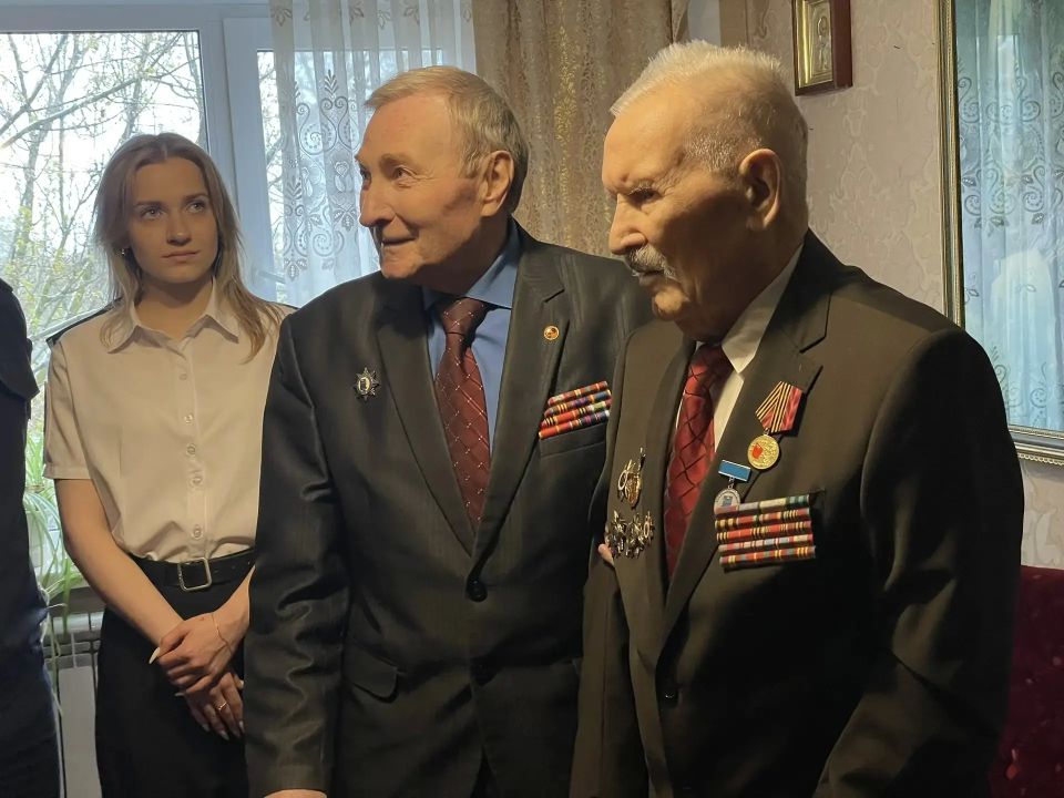 Руководитель Следственного управления поздравил ветерана Великой Отечественной войны Николая Игнатьевича Апанасова с Днем Победы Руководитель Следственного управления поздравил ветерана Великой Отечественной войны Николая Игнатьевича Апанасова с Днем Победы