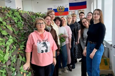 Жители Калужской области сплели маскировочные сети для военнослужащих в зоне СВО