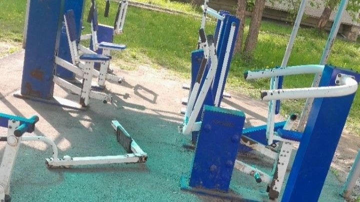 В деревне Канищево детская спортплощадка нуждается в ремонте