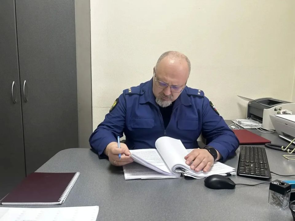 Прокуратура Боровского района утвердила обвинительное заключение и направила в суд уголовное дело в отношении 40-летнего местного жителя, обвиняемого в угрозе убийством и причинении телесных повреждений своему отцу - инвалиду
