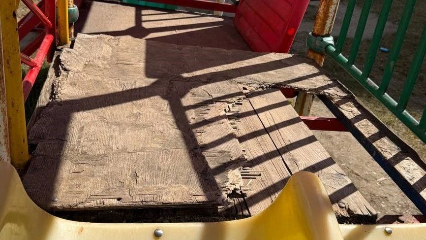 Во дворе на улице Фомушина разваливается единственная детская площадка